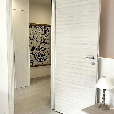 Graffiti Apartment *